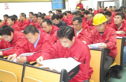 The Human Resources Department organized the production workshop employees to study the "Company-wide Performance Appraisal Regulations"